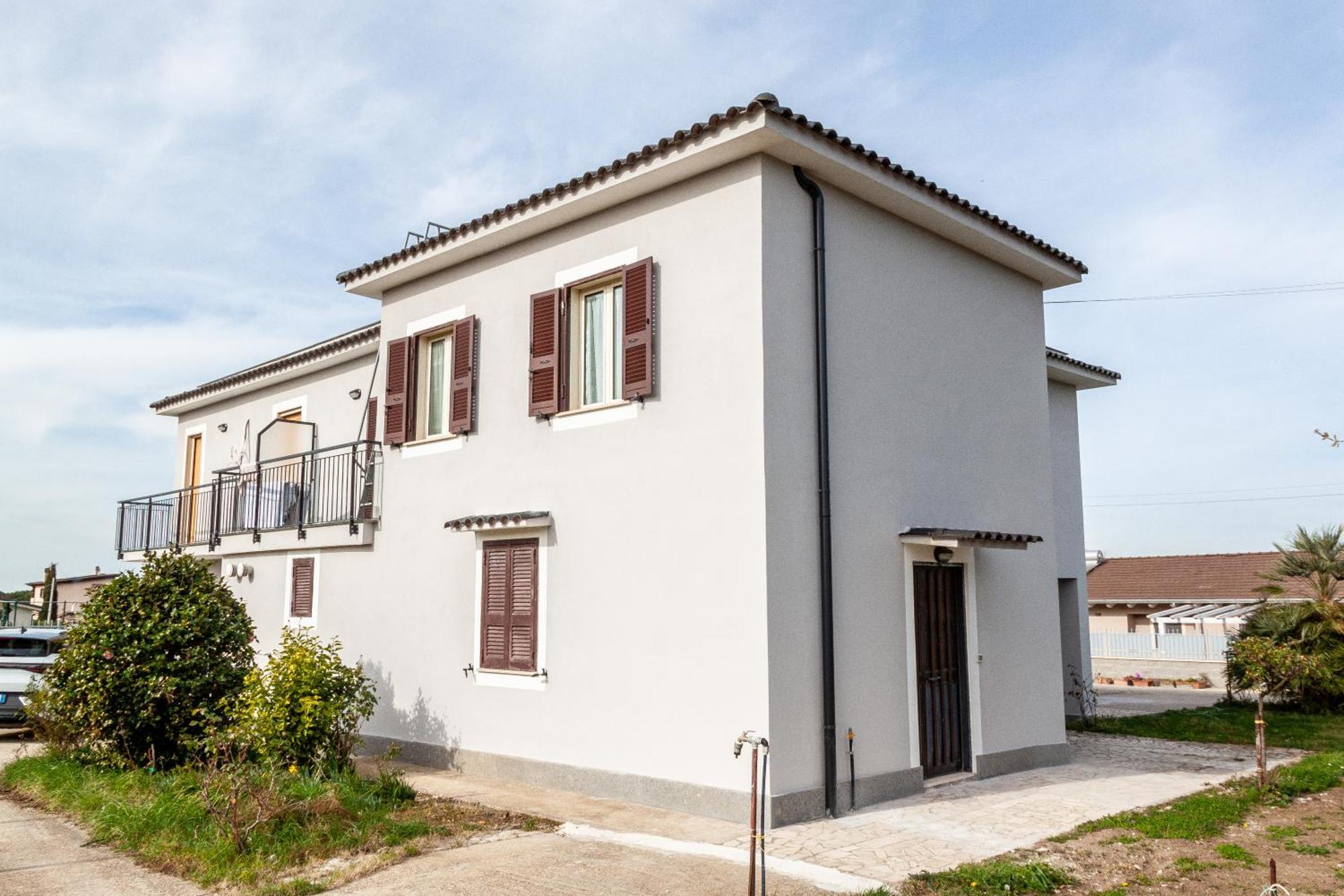 A Casa Di Marco Guesthouse - Apt Di Ciampino E Stazione Per Roma Marino Ngoại thất bức ảnh